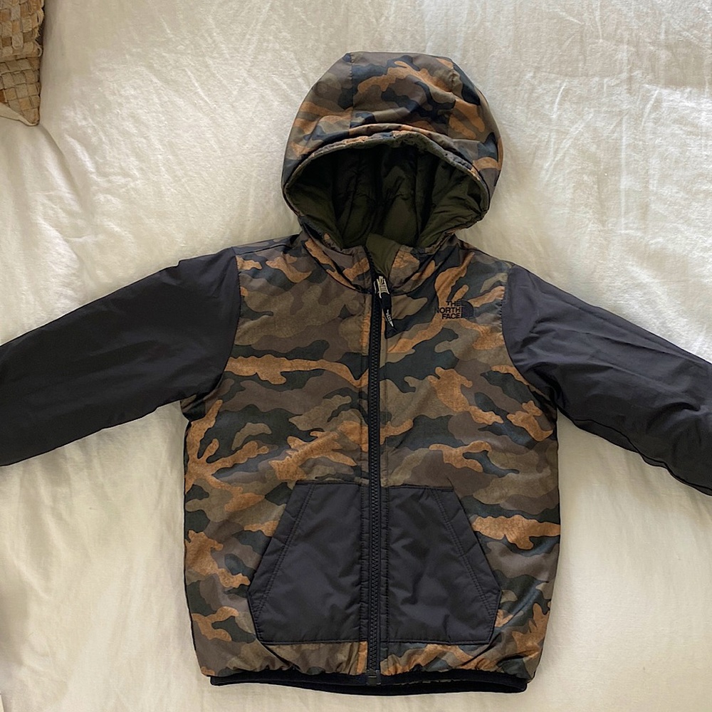 The North Face reversible 4T boys puffer jacket, like new condition!